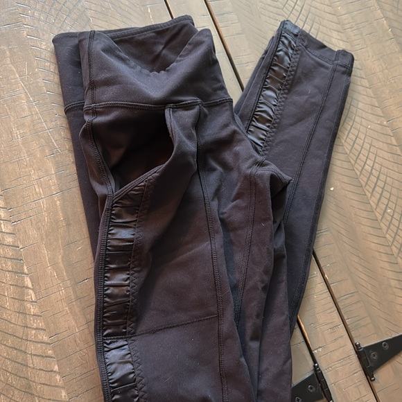Lululemon leggings ((8) - Picture 6 of 7